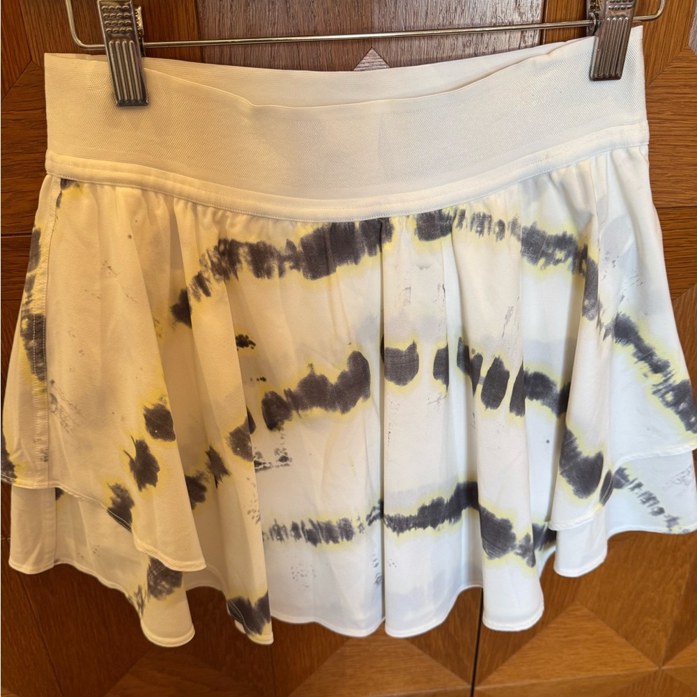 Lululemon White and Black Patterned Skirt